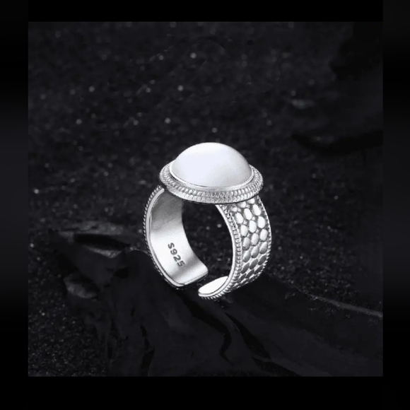 Vintage Style White Stone Adjustable Ring - Picture 1 of 2